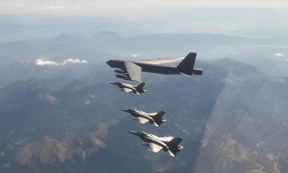 Ελληνικά F-16 συνόδευσαν αμερικανικό B-52 (εικόνες)
